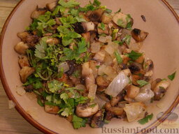 Запеканка из вермишели и грибов: Смешать лук, грибы и зелень. Можно добавить молотый черный перец или другие специи.
