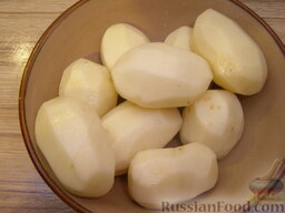 Постный красный борщ с фасолью: Картофель очистить, вымыть, нарезать крупными кубиками.