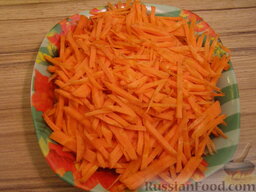 Постный красный борщ с фасолью: Морковь очистить, вымыть, нарезать соломкой.