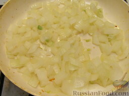 Постный красный борщ с фасолью: На сковороде разогреть 1 ст. ложку растительного масла, обжарить лук на среднем огне до прозрачности (7-10 минут). Переложить в миску.