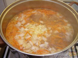 Постный красный борщ с фасолью: Когда вода закипит, всыпать морковь и лук.