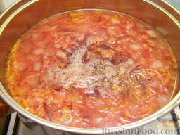 Постный красный борщ с фасолью: Всыпать в кастрюлю и обжаренную, и сырую свеклу. Довести до кипения и варить 10-15 минут.