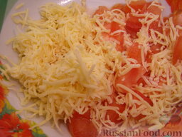 Помидоры, фаршированные сырным салатом: Добавить сыр к нарезанной мякоти, перемешать, дать постоять 5 минут.