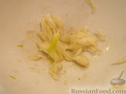 Помидоры, фаршированные сырным салатом: Чеснок очистить и раздавить.