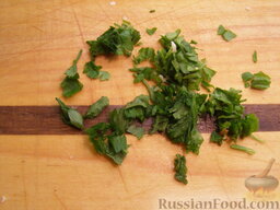 Помидоры, фаршированные сырным салатом: Зелень петрушки мелко нарезать.