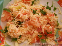 Помидоры, фаршированные сырным салатом: К сыру с помидорной мякотью добавить чеснок, зелень, соль, сметану. Хорошенько перемешать.