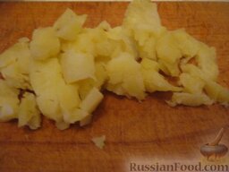 Салат "Сельдь с майонезом": Отварить картофель в мундире. Охладить. Порезать кубиками.