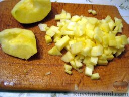Салат "Сельдь с майонезом": Яблоки помыть, почистить и нарезать кубиками.