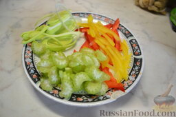 Салат из морепродуктов с черным рисом: Нарезаем овощи.