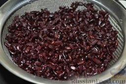 Салат из морепродуктов с черным рисом: Сваренный рис.
