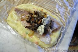 Дорада, запеченная с грибами и сыром: Укладываем грибы и сыр.