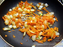 Густой гречневый суп: На сковороде нагреть 1 ст. ложку растительного масла. Обжаривать лук и морковь на среднем огне, помешивая, 5-7 минут - до слегка золотистого цвета.