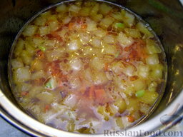 Густой гречневый суп: Бульон довести до кипения. Добавить в кипящий бульон обжаренные овощи. Варить 5-7 минут.