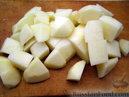 Густой гречневый суп: Картофель очистить и нарезать некрупными кубиками.