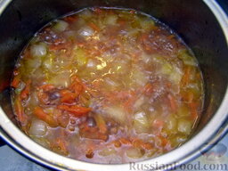 Густой гречневый суп: В суп добавить картофель. Как только суп закипит, добавить гречку. Перемешать, посолить и варить суп гречневый на медленном огне до готовности картофеля (примерно 15 минут).