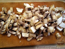 Каша пшенная с грибами: Грибы мелко нарезать.