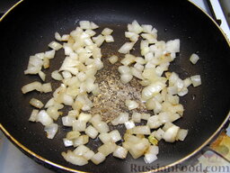 Каша пшенная с грибами: Разогреть 1 ст. ложку растительного масла. Обжарить лук до нежно-золотистого цвета (3 минуты) на среднем огне, непрерывно помешивая. Затем лук пересыпать в миску.