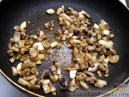 Каша пшенная с грибами: Добавить на сковороду еще 2 ст. ложки масла и обжарить грибы, также на среднем огне, помешивая, 8-10 минут. Посолить.