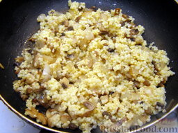 Каша пшенная с грибами: В сковороду с грибами добавить лук и готовую пшенную кашу. Готовить пшенную кашу с грибами на медленном огне, помешивая, еще 5 минут.