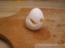 "Цыплята" из перепелиных яиц: Небольшим ножом фигурно разрезать каждое яйцо пополам.