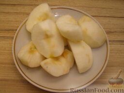 Пшенная каша с яблоком и изюмом: Яблоки очистить от семян и кожицы.