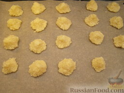 Кокосовое печенье "Соблазн": Включить духовку (разогреть до 190 градусов). Застелить противень пергаментной бумагой.   Сформировать печенье влажными руками. Я формировала печенье в виде пирамидок.