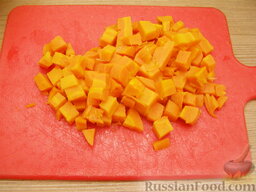 Слоеный салат "Зазеркалье": Морковь отварить, очистить, нарезать мелкими кубиками.