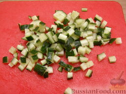 Слоеный салат "Зазеркалье": Огурцы вымыть, нарезать кубиками.
