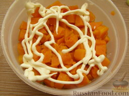 Слоеный салат "Зазеркалье": Затем выкладываем половину всей моркови, тщательно приминаем и снова добавляем немного майонеза.