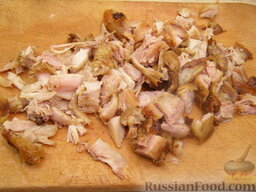 Куриный салат с сельдереем и семечками: Куриное мясо мелко нарезать.