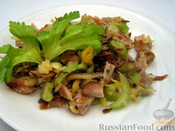 Куриный салат с сельдереем и семечками: При подаче украсить куриный салат зеленью сельдерея.