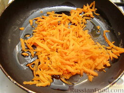 Куриный суп с галушками: Как приготовить суп с галушками:    Морковь очистить, вымыть, натереть на крупной терке.    На сковороде разогреть масло, обжарить морковь, помешивая, на среднем огне до золотистого цвета (5-7 минут).