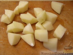 Куриный суп с галушками: Картофель очистить и нарезать кубиками.