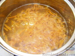 Куриный суп с галушками: Бульон довести до кипения. При необходимости досолить.  Добавить обжаренную морковь. Довести до кипения, варить 5 минут. Затем добавить картофель и варить еще 15 минут.