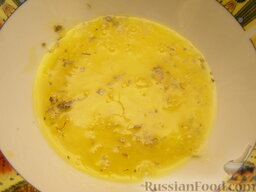 Куриный суп с галушками: За это время подготовить тесто для галушек.    Яйцо взбить с солью и, по желанию, с пряными травами.