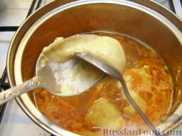 Куриный суп с галушками: Я выкладываю галушки в суп вот таким образом: отделяю тесто столовой ложкой (половину ложки), снимаю тесто чайной ложкой в кипящий суп.