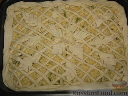 Грушево-сырный пирог из слоёного теста: Пирог из слоеного теста до выпечки. В лотке с бортиками.