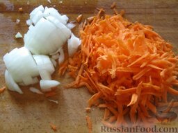 Уха из рыбьих голов: Почистить и помыть морковь и лук. Лук нарезать кубиками. Морковь натереть на крупной терке.