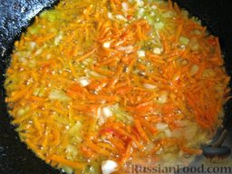 Уха из рыбьих голов: Разогреть сковороду, налить растительное масло. Морковь и лук пассеровать до золотистого цвета в разогретом масле.