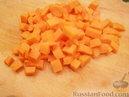 Классический рисовый суп на курином бульоне: Как варить рисовый суп с курицей:    Морковь очистить, нарезать мелкими кубиками.