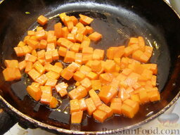 Классический рисовый суп на курином бульоне: Разогреть 1 ст. ложку растительного масла, обжарить морковь на среднем огне до золотистого цвета (10 минут). Затем выложить морковь в миску.
