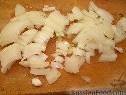 Классический рисовый суп на курином бульоне: Лук очистить и мелко нарезать.