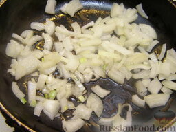 Классический рисовый суп на курином бульоне: На сковороде разогреть 0,5 ст. ложки растительного масла. Лук обжарить на среднем огне до прозрачности (5 минут). Для равномерного обжаривания лук нужно часто помешивать.