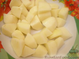 Классический рисовый суп на курином бульоне: Картофель очистить и нарезать кубиками.