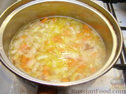Классический рисовый суп на курином бульоне: Бульон с мясом довести до кипения. Мясо вынуть. Всыпать в бульон рис, довести до кипения. Затем выложить в суп лук и морковь, снова довести до кипения. После этого кинуть в суп картофель, накрыть суп крышкой и варить на медленном огне 15-20 минут (до готовности картофеля).