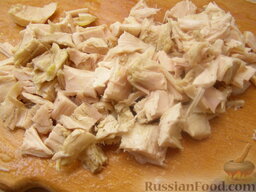 Классический рисовый суп на курином бульоне: Пока овощи и рис варятся, куриное филе нарезать поперек волокон на кубики.