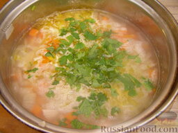 Классический рисовый суп на курином бульоне: Когда картофель будет готов, мясо выложить в суп, размешать, довести до кипения. Зелень петрушки порвать и бросить в суп (можно и порезать).