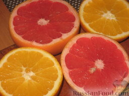 Смузи: Грейпфрут и апельсин разрезать пополам.