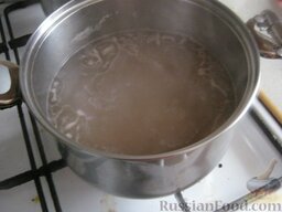 Картофельный суп с сушеными грибами: Перловую крупу тоже лучше заранее замочить. Помыть и отварить до готовности 40-50 минут.