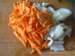Картофельный суп с сушеными грибами: Почистить и помыть лук и морковь. Нарезать соломкой.